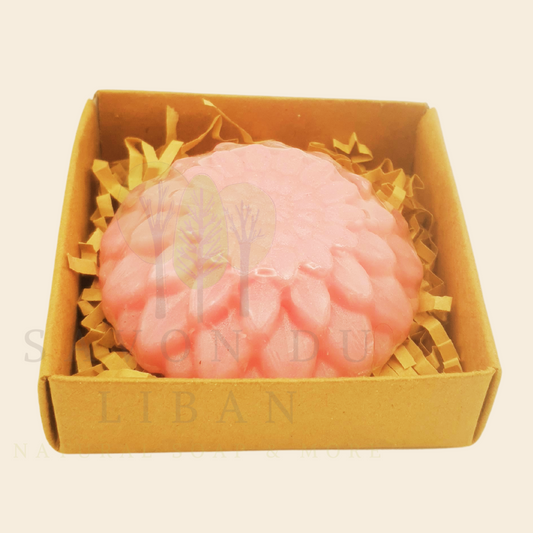 Flower Kiss Gift Box – A Sweet Scent of Nature
Looking for a thoughtful gift with a touch of elegance? The Flower Kiss Gift Box is a beautiful way to share a little joy. Packed in a 8 x 8 x 2.5 cm rustic craft box with a transparent lid, this charming set features a handcrafted floral soap, perfect for any occasion.