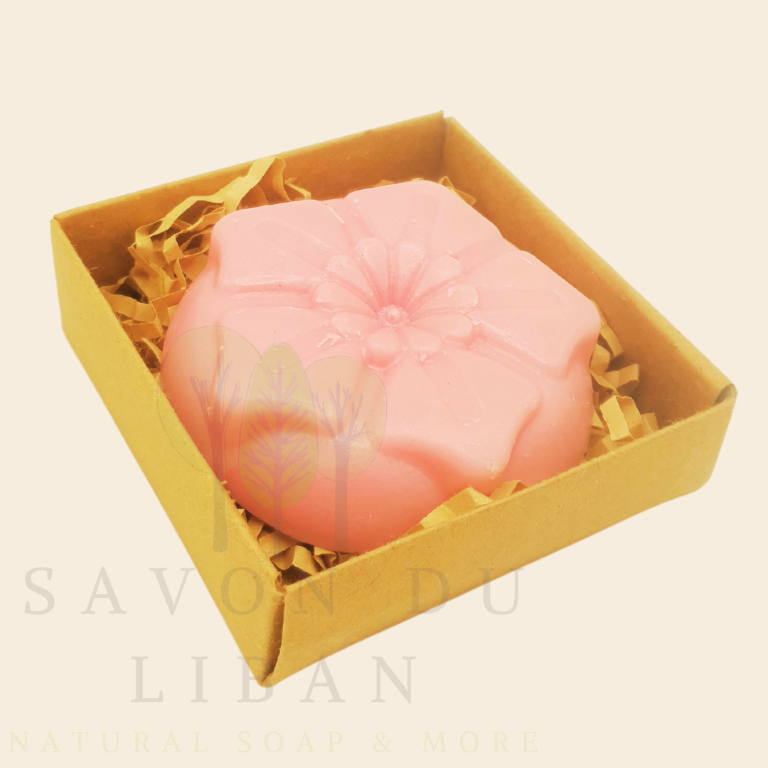 Flower Kiss Gift Box – A Sweet Scent of Nature
Looking for a thoughtful gift with a touch of elegance? The Flower Kiss Gift Box is a beautiful way to share a little joy. Packed in a 8 x 8 x 2.5 cm rustic craft box with a transparent lid, this charming set features a handcrafted floral soap, perfect for any occasion.