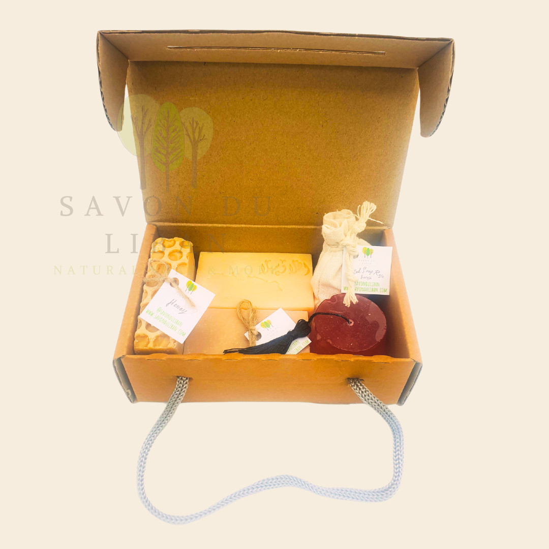 Tradition’s Touch gift box with Lebanese soaps and ribbon handle. Handmade by Savon Du Liban, it includes engraved soap, 2 soap bars, a tarboosh soap and a grated soap bag, all in kraft box with handle.