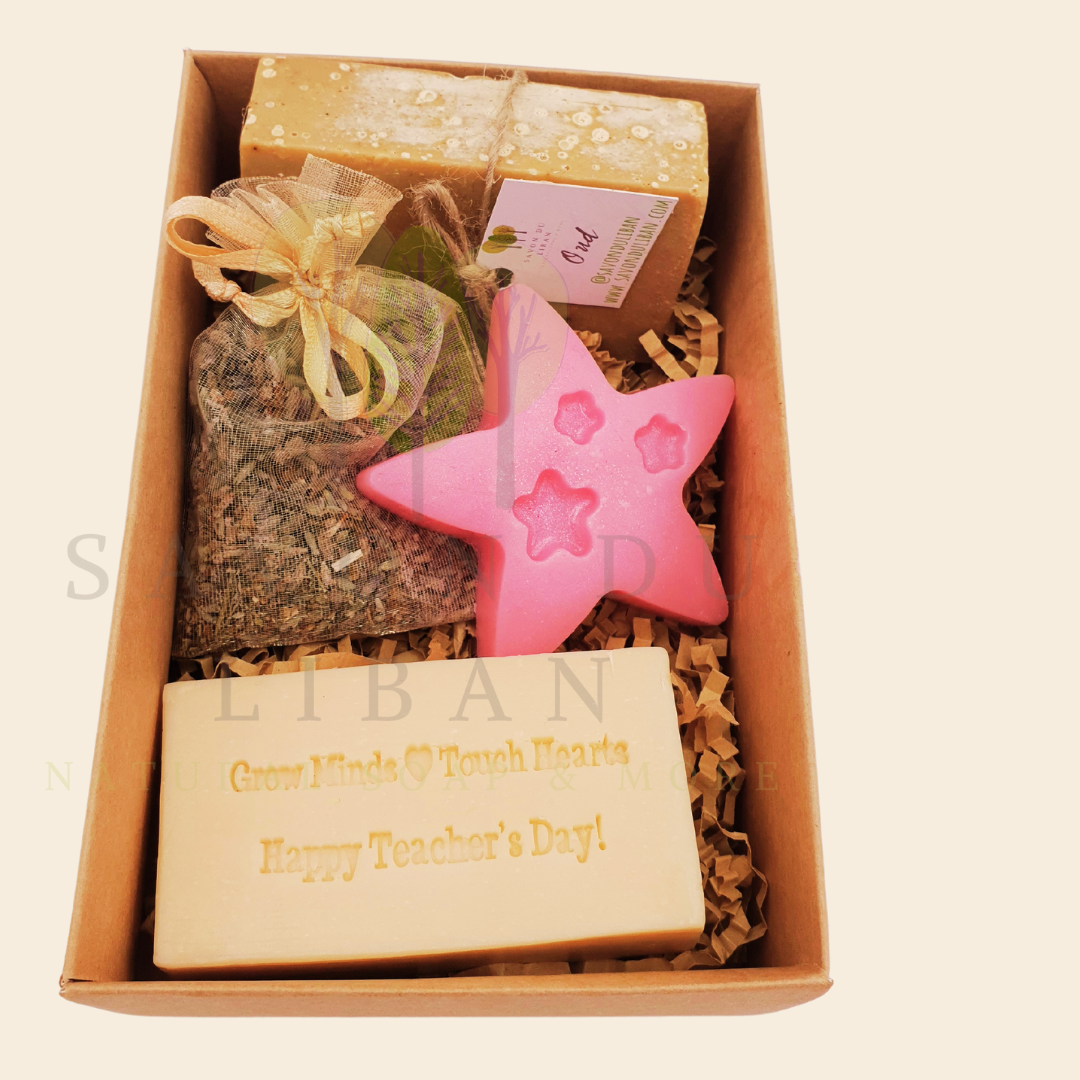 Teacher's Charming Set – Natural soap, stamped musk soap, star soap, and lavender buds in a 15x10x5 cm Kraft box.