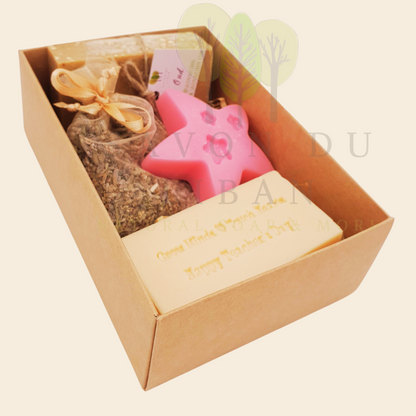 Teacher's Charming Set – Natural soap, stamped musk soap, star soap, and lavender buds in a 15x10x5 cm Kraft box.