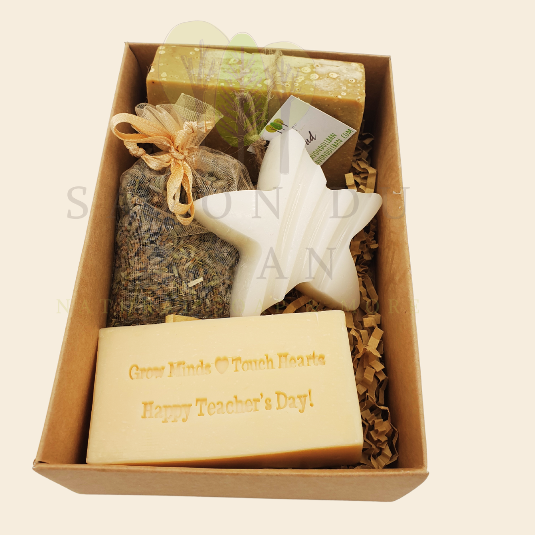 Teacher's Charming Set – Natural soap, stamped musk soap, star soap, and lavender buds in a 15x10x5 cm Kraft box.